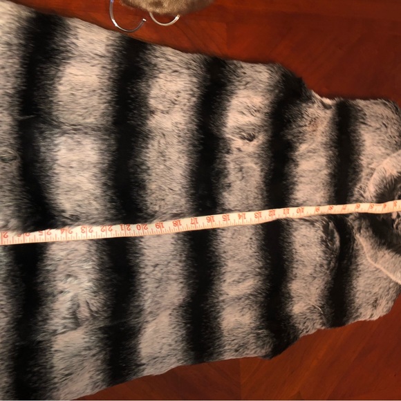 Rachel Zoe vintage faux fur vest size LM blaxk and white preloved “as is” - Picture 6 of 8